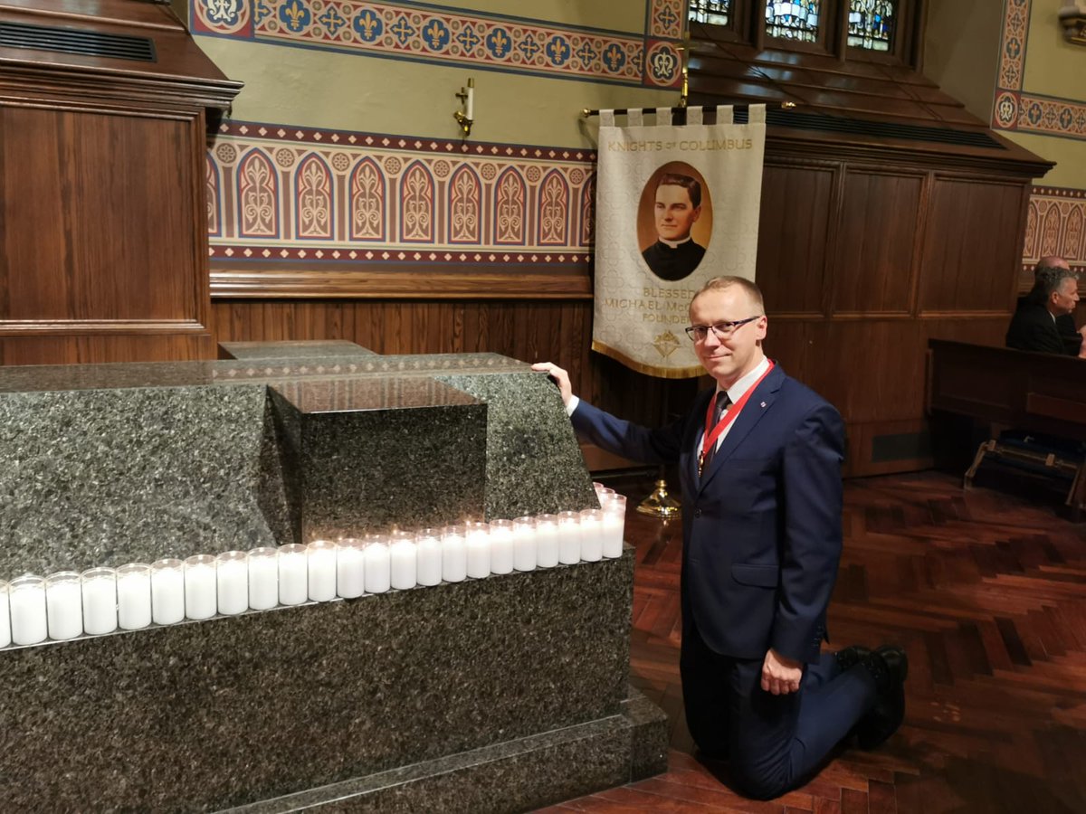 RycerzeKolumba's tweet photo. W dniu 11 czerwca Delegat Stanowy Krzysztof Zuba został przez Najwyższego Rycerza Rycerzy Kolumba Patricka Kelly oficjalnie wprowadzony na urząd. 
Po zakończonej Mszy Św., której przewodniczył Najwyższy Kapelan Abp William Lori Delegat Stanowy modlił się przy grobie Założyciela https://t.co/efQe6hGxWQ