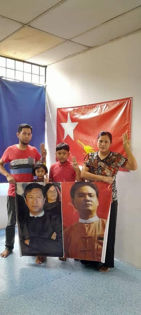 miN13700's tweet photo. In Kuala Lumpur, Malaysia, NLD Organizing Committee Malaysia today led a protest against military council's reported plans to execute 4 pro-democracy activists, including Ko Jimmy & Ko Phyo Zayar Thaw
#CondemnDeathPenalty
#PreventExecution
#2022June12Coup
#WhatsHappeninglnMyanmar https://t.co/ntlN1jnJF5