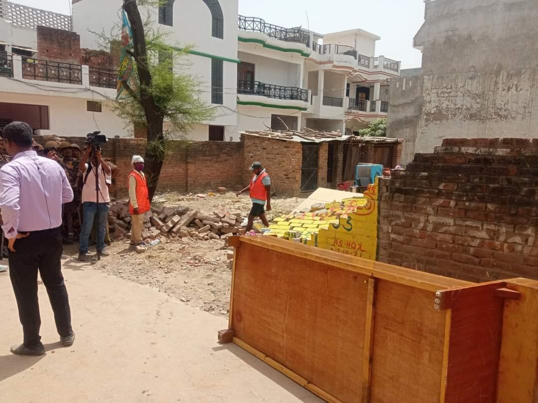 MEHDIHASANAINI's tweet photo. Who is responsible for this, why democracy has been turned into a bulldozer regime?
#StandWithAfreenFatima https://t.co/0ZHbkrv1gY