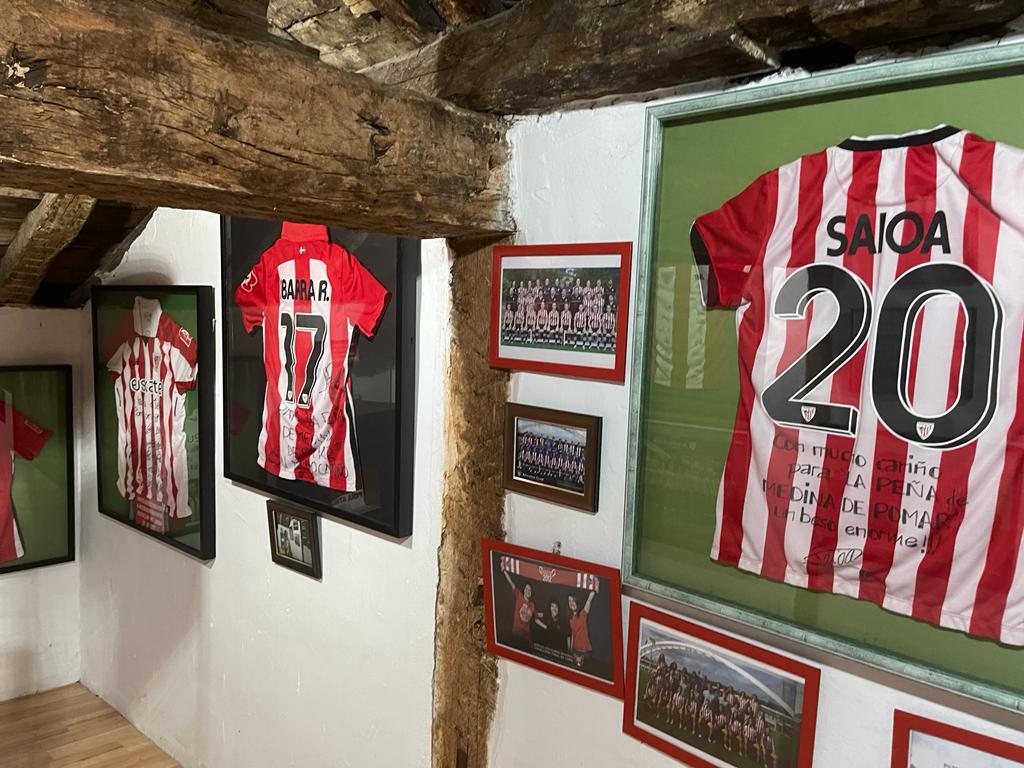 Arechabaleta_T's tweet photo. 🔴⚪En un acto cargado de emoción, estuvieron presentes representantes de diferentes peñas rojiblancas y algunos de los descendientes del Athletic de los Blasco, Gorostiza ('Bala roja'), Iraragorri, Mundo, Careaga, Bata, Urra, Oceja…

#DatorrenAthletic
#AthleticClub https://t.co/616t35SJh7