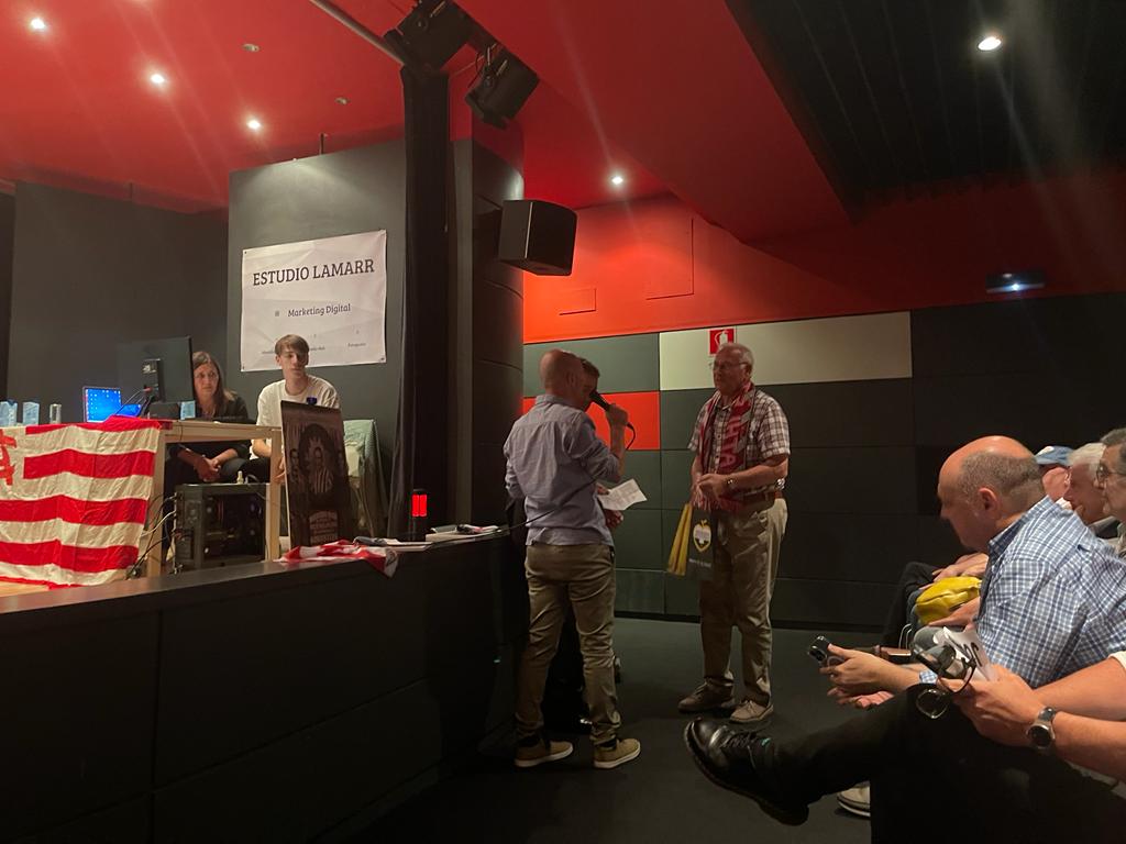 Arechabaleta_T's tweet photo. 🔴⚪En un acto cargado de emoción, estuvieron presentes representantes de diferentes peñas rojiblancas y algunos de los descendientes del Athletic de los Blasco, Gorostiza ('Bala roja'), Iraragorri, Mundo, Careaga, Bata, Urra, Oceja…

#DatorrenAthletic
#AthleticClub https://t.co/616t35SJh7