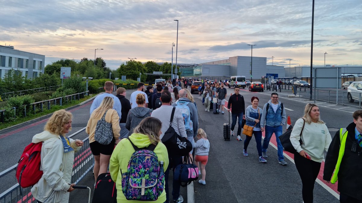 Chadmathiass's tweet photo. Bristol Airport absolutely choas queus all the way back to silver zone https://t.co/1ucxyNae3i