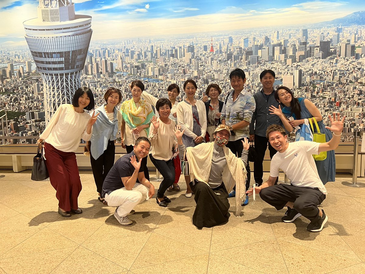 narerukai's tweet photo. 【成れる会全国合宿IN東京〜スカイツリー🗼〜】
東京の街を巡って最後はスカイツリーへ🗼￼

ちょうどアニメの【ジョジョの奇妙な冒険】とのコラボイベントも開催しておりました！

まだまだ！
あるある！！

スカイツリーのマーケティング！

#マーケティング
#ビジネス塾 https://t.co/aAUatGRnFz