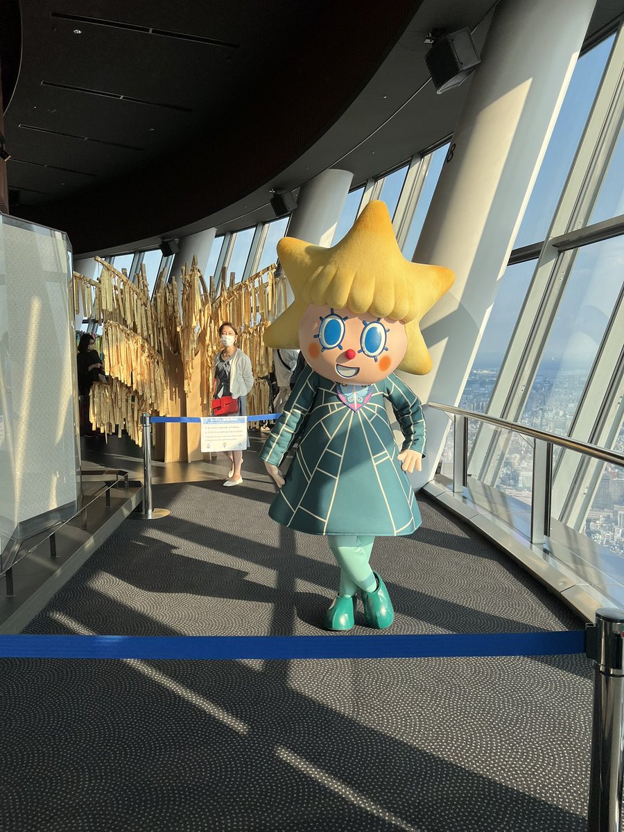 narerukai's tweet photo. 【成れる会全国合宿IN東京〜スカイツリー🗼〜】
東京の街を巡って最後はスカイツリーへ🗼￼

ちょうどアニメの【ジョジョの奇妙な冒険】とのコラボイベントも開催しておりました！

まだまだ！
あるある！！

スカイツリーのマーケティング！

#マーケティング
#ビジネス塾 https://t.co/aAUatGRnFz