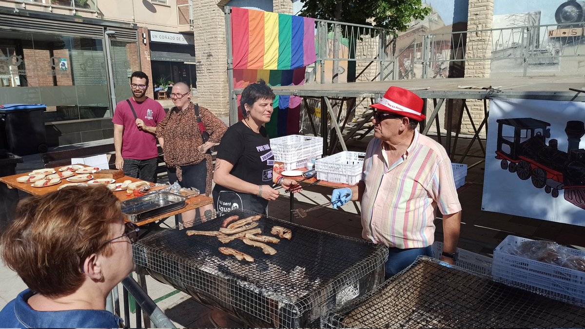 EdgarSumalla's tweet photo. Sábado 100% #Reus! ✅ 
🍴 Desayuno popular fiestas #Carrilet
🎭 40 aniversario @reusballgitanes
🎶 Concierto de "aCORds Reus" en las fiestas del barrio #Niloga
🎩 Mercat al #Mercadal!
1/2 https://t.co/XpAzGawKwl