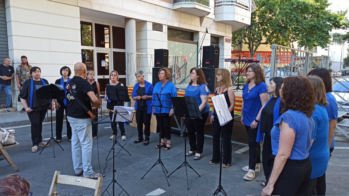 EdgarSumalla's tweet photo. Sábado 100% #Reus! ✅ 
🍴 Desayuno popular fiestas #Carrilet
🎭 40 aniversario @reusballgitanes
🎶 Concierto de "aCORds Reus" en las fiestas del barrio #Niloga
🎩 Mercat al #Mercadal!
1/2 https://t.co/XpAzGawKwl