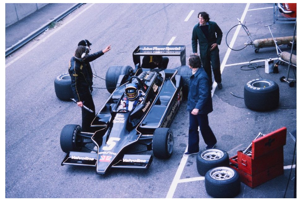 ClubLotusFrance's tweet photo. Dimanche, c'est F1 à la une ! le champion suédois Ronnie Peterson Lotus 79 #5 en discussion avec le Team Manager, Colin Chapman aux stands d’Anderstorp pour le GP de Suède 1978. #RonniePeterson #ColinChapman #Type79 #JohnPlayerSpecial #TeamLotus #F1 @ClassicLotus @ClubLotusFrance https://t.co/RmrTBmk9mP
