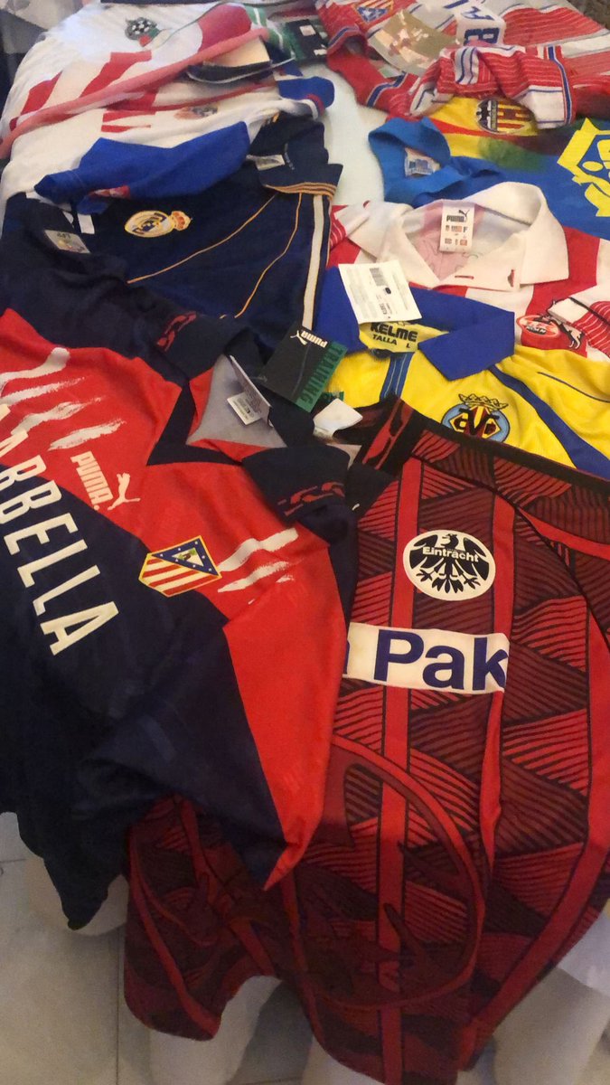 Lixako's tweet photo. @cochiseATM Quitando la elástica cervatil, mira lo que apareció en una antigua tienda de deportes que llevaba cerrada hace años, con sus etiquetas con precios en pesetas!! https://t.co/4FXCjldedw
