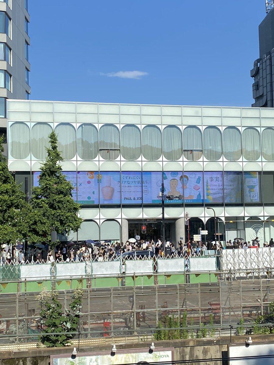mee_2022_tj's tweet photo. 朝の余韻のまま、仕事終わりにその足で渋谷、原宿へ。…いやートラジャ凄い💦たくさんの人が集まってたよ✨ちょっとジーンとした😢
原宿駅内から…圧倒された😅ロゼットさんの行列か半信半疑で、お店の前まで行ってみたけどちゃんとそうでした。。
#TravisJapan
#rosetteTJ
#rosett https://t.co/PQk8MSXRJU