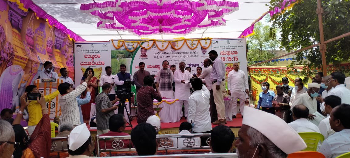 Dhanraj_SK's tweet photo. @bhagwantkhuba Sir, thank you for the #RaitaSuvidhaCenter & #SoilTestingLaboratory at Aland, Kalaburgi Dist.
I am sure this will help our aland taluka farmers to get the right crop depending on the soil condition.
@bhagwantkhuba @harshaguttedar7
#JaiKisan #BidarLokSabha https://t.co/tFskDv8Oag