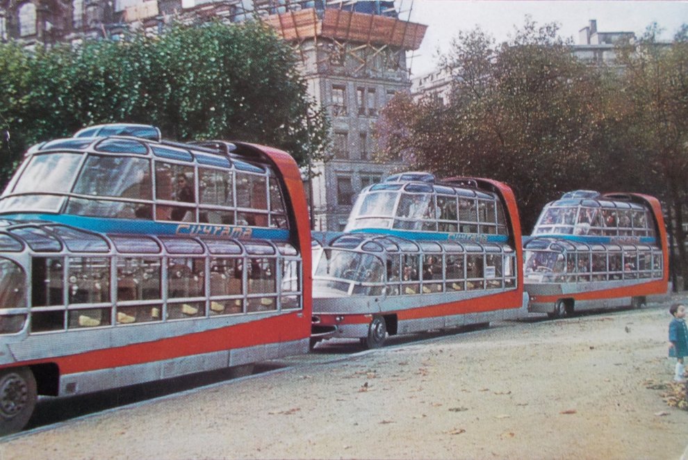 75 PARIS En 1956, une société appelée Cityrama a décidé de secouer l'industrie du tourisme parisien en construisant les bus panoramic Autocar Citroën P55 (Navettes - Autocar - touristique  vue ds le film de JACQUES TATI) youtube.com/watch?v=-YcQol…