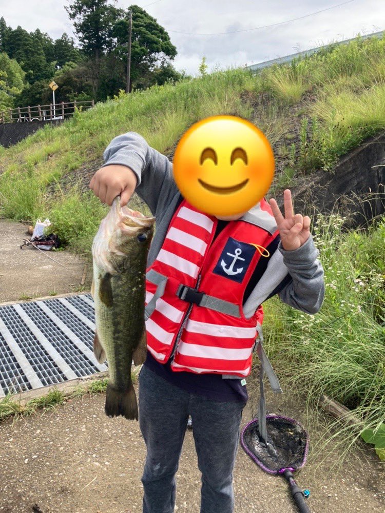 ponyosuke0524's tweet photo. 長男と高滝湖へ😊

父ちゃん45㌢バスをキャッチするとMr.釣りどれんを読んでいる息子は
「ランディーだ！！」😆と大はしゃぎでした！ https://t.co/DIxLEmvBQC
