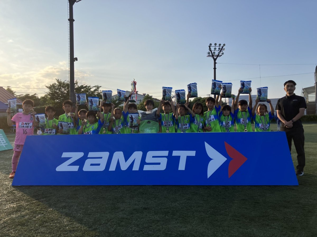 bellmare_staff's tweet photo. ⚽️2022 COPA BELLMARE U-11⚽️

優勝した、湘南ベルマーレ強化特待へ日本シグマックス様から #ザムスト #クールシェイダー を贈呈いただきました✨
暑い夏を乗り切る ＃冷感ポンチョ は今年の必須アイテムです☀️☀️

✅商品詳細はこちら
https://t.co/mZNljIKWAR

#bellmare #ベルマーレ #コパベル https://t.co/srscQYyJJO