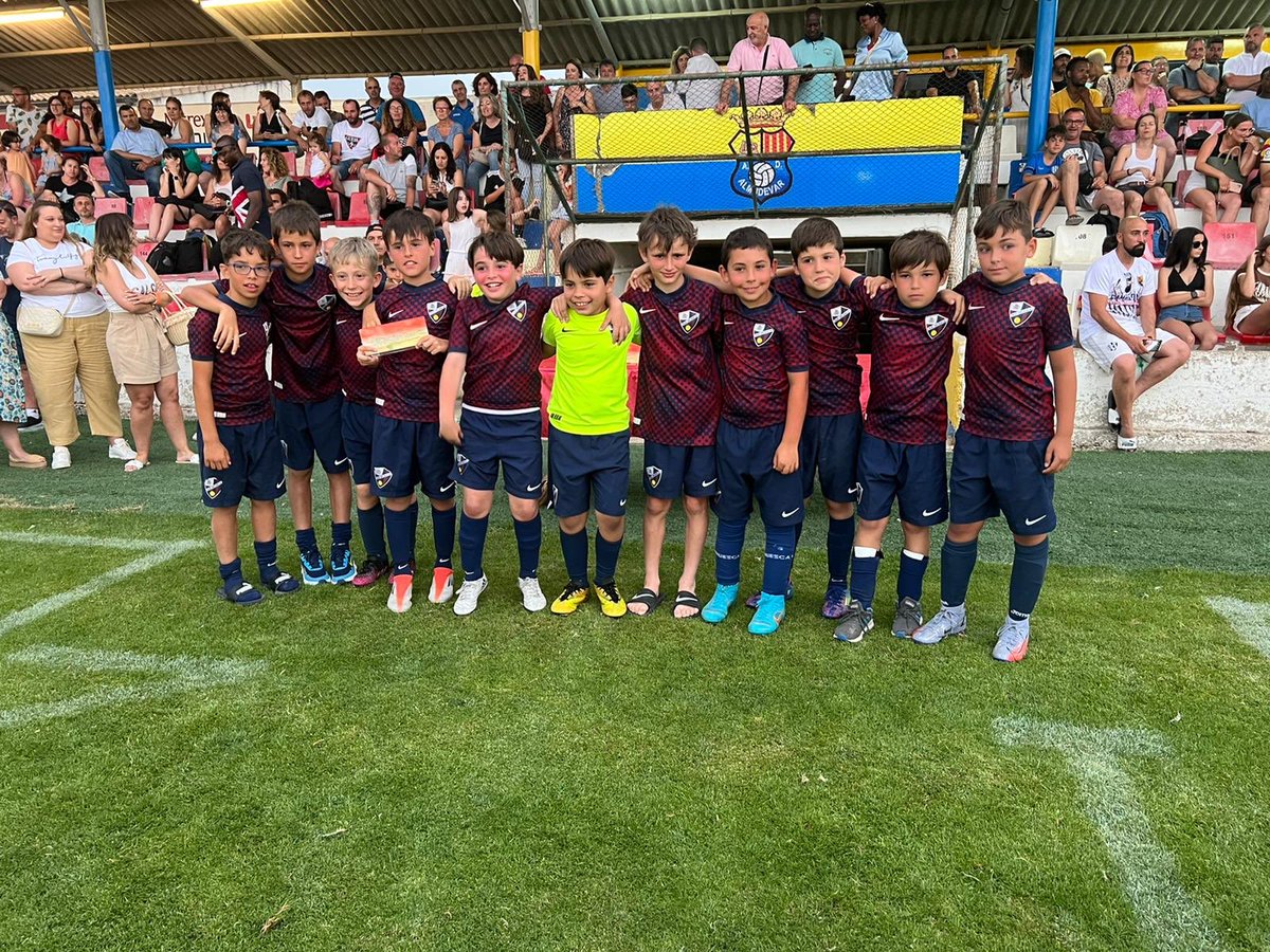 FundAlcoraz's tweet image. 👏🏻🥈 La 𝙎𝘿𝙃 𝘽𝙚𝙣𝙟𝙖𝙢𝙞́𝙣 𝘿 acaba la temporada con un subcampeonato en el 𝙏𝙤𝙧𝙣𝙚𝙤 𝙙𝙚 𝘼𝙡𝙢𝙪𝙙𝙚́𝙫𝙖𝙧. Los azulgranas ganaron todos sus partidos de la fase de grupos y semifinales, pero se nos escapó la final. ¡Enhorabuena por la gran competición, chicos!