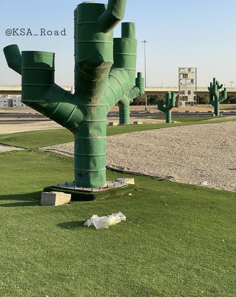 saudalothman5's tweet photo. انصح مع هذا الصيف الحارق بعدم المرور على هذا الميدان الذي يصيب بكآبة المنظر والاشمئزاز وضيقة الخلق….احد ميادين مدينة الرياض 👇 https://t.co/1ig2d4xkMZ