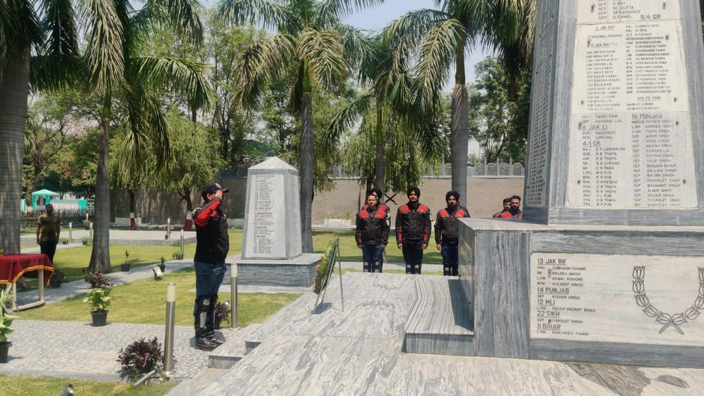 Whiteknight_IA's tweet photo. #VeerSmritiYatra
#WhiteKnight50
Day 5
#WhiteKnightRiders laid wreath at #WarriorsGrove #Akhnoor.Bike Riders paid #homage to #bravehearts.
#TalesofValour
#WhiteKnight50
@NorthernComd_IA
@adgpi https://t.co/91sNPRze3y