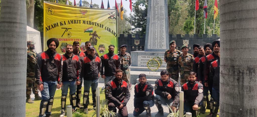 Whiteknight_IA's tweet photo. #VeerSmritiYatra
#WhiteKnight50
Day 5
#WhiteKnightRiders laid wreath at #WarriorsGrove #Akhnoor.Bike Riders paid #homage to #bravehearts.
#TalesofValour
#WhiteKnight50
@NorthernComd_IA
@adgpi https://t.co/91sNPRze3y
