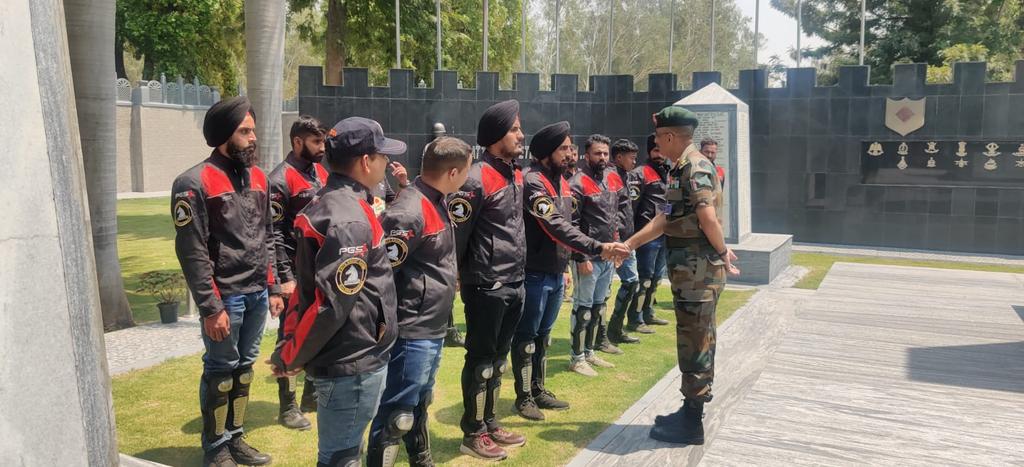 Whiteknight_IA's tweet photo. #VeerSmritiYatra
#WhiteKnight50
Day 5
#WhiteKnightRiders laid wreath at #WarriorsGrove #Akhnoor.Bike Riders paid #homage to #bravehearts.
#TalesofValour
#WhiteKnight50
@NorthernComd_IA
@adgpi https://t.co/91sNPRze3y