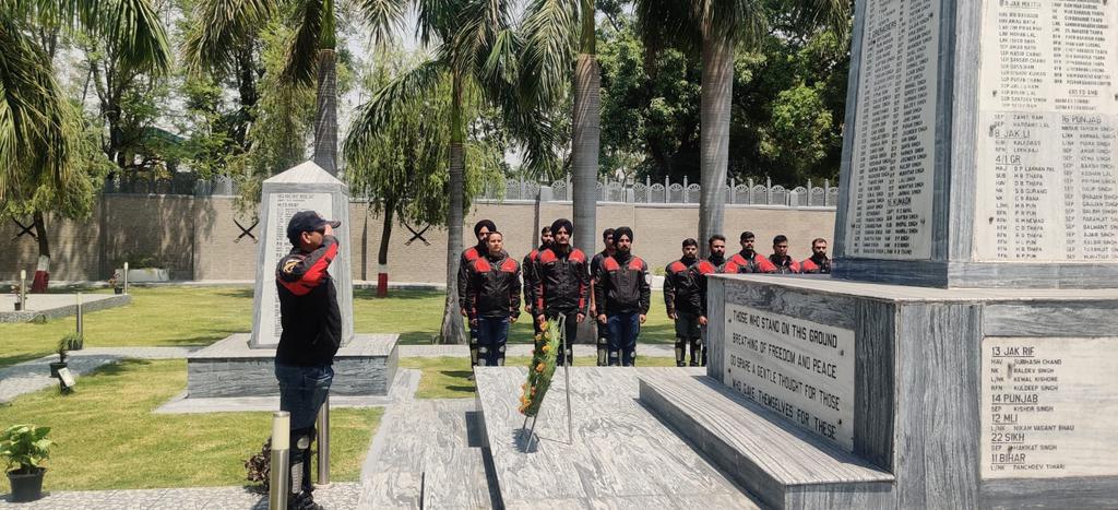 Whiteknight_IA's tweet photo. #VeerSmritiYatra
#WhiteKnight50
Day 5
#WhiteKnightRiders laid wreath at #WarriorsGrove #Akhnoor.Bike Riders paid #homage to #bravehearts.
#TalesofValour
#WhiteKnight50
@NorthernComd_IA
@adgpi https://t.co/91sNPRze3y
