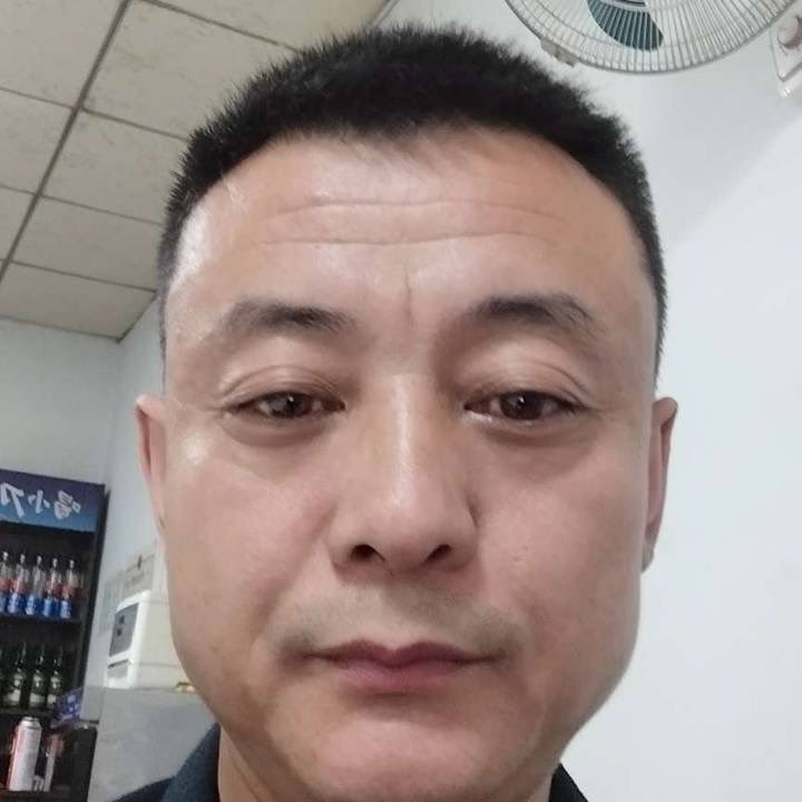 天菜大叔，可惜是直男。有想看他的大鸡的吗？