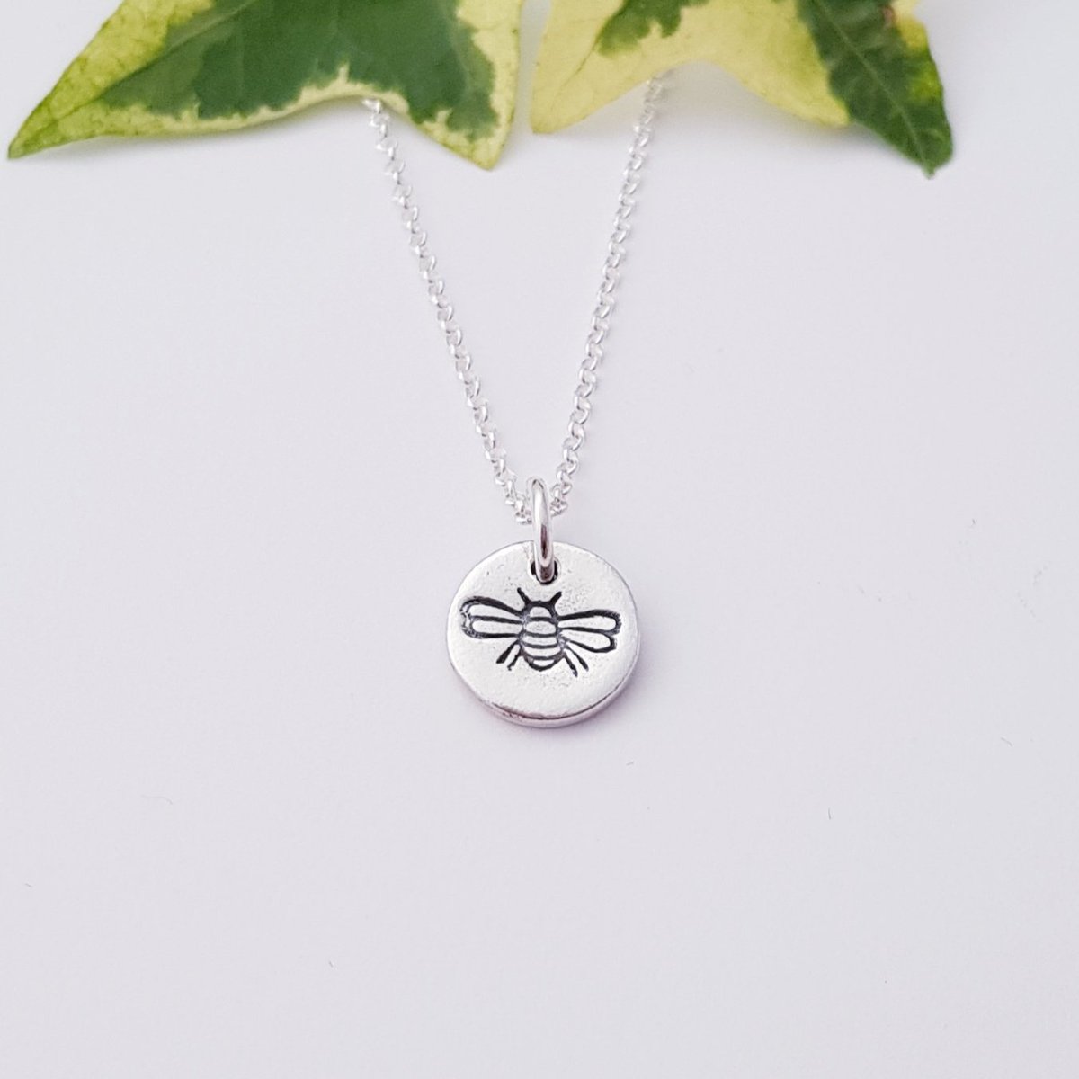 Flutterbuyzstu1's tweet image. My new buzzy bee pendant design featuring my hand drawn bee 🐝
Such a cute little bee for any bee lover.
A tiny 1cm sterling silver round pendant on an 18 inch chain.

etsy.com/uk/listing/123…