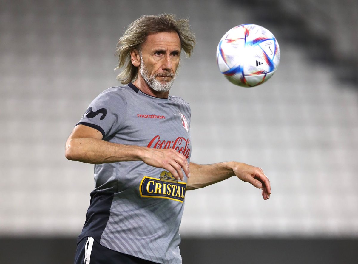 WalterArraya's tweet photo. Ricardo Gareca en conferencia de prensa en Doha: "Advíncula y Tapia está bien para jugar el lunes. De Yotún pensamos que va a estar, pero vamos a esperar hasta mañana para definir". https://t.co/lYP5WP3IP7