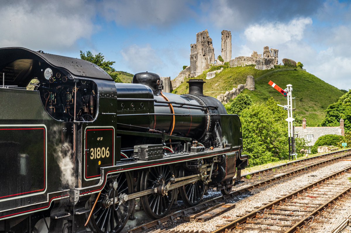 sargent1968's tweet photo. Day out to Swanage yesterday via @SwanRailway  #britishsun @nationaltrust #clouds #castle #corfecastle https://t.co/kfBKt5ATz7