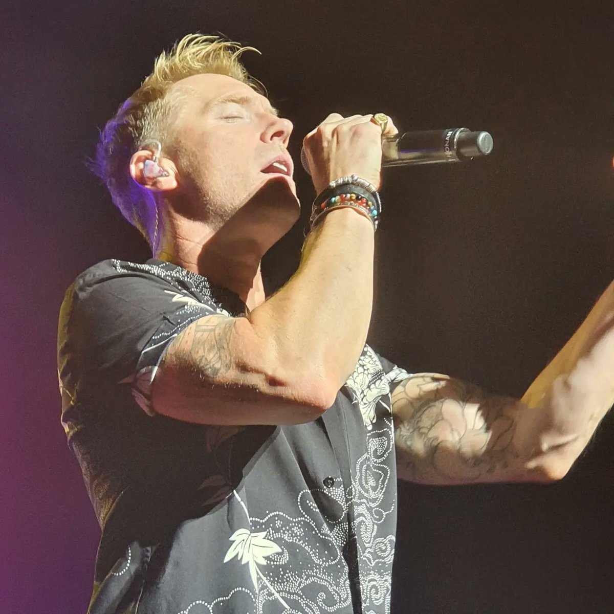 FrancesOfficial's tweet photo. Another amazing night seeing @ronanofficial he just gets better and better. Fantastic atmosphere at @TheWaterside1
#TopOfHisGame
#proudfan
#2020tour2022
#AllTheHits
#2ndrow
#lifeofreilly https://t.co/bQvcXPBQIi