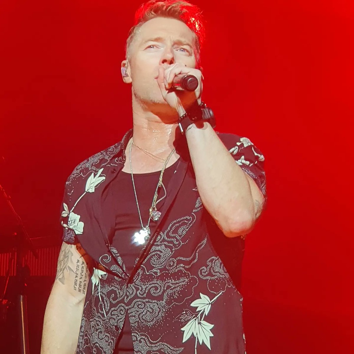 FrancesOfficial's tweet photo. Another amazing night seeing @ronanofficial he just gets better and better. Fantastic atmosphere at @TheWaterside1
#TopOfHisGame
#proudfan
#2020tour2022
#AllTheHits
#2ndrow
#lifeofreilly https://t.co/bQvcXPBQIi