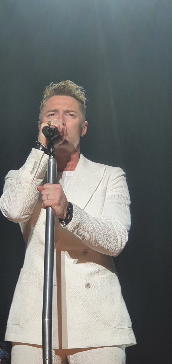 FrancesOfficial's tweet photo. Another amazing night seeing @ronanofficial he just gets better and better. Fantastic atmosphere at @TheWaterside1
#TopOfHisGame
#proudfan
#2020tour2022
#AllTheHits
#2ndrow
#lifeofreilly https://t.co/bQvcXPBQIi