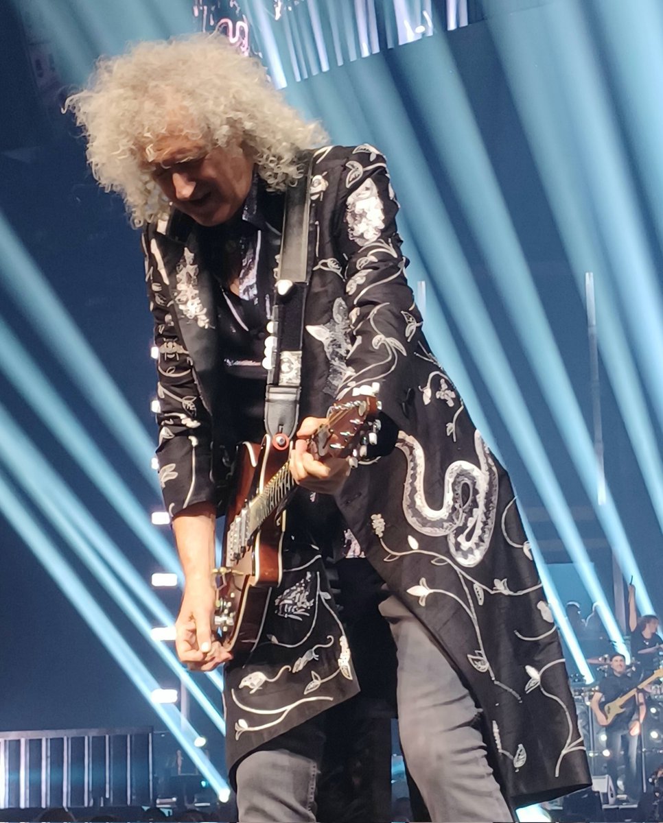 Andrew (@bythewayaj) on Twitter photo 👑🇬🇧 Bri, Rog, a little bit of Freddie and THAT coat!!
#QALBirmingham #TheRhapsodyTour
<a href="/OIQFC/">Queen Fan Club</a> <a href="/brianmaycom/">BrianMayCom</a> 👑🇬🇧 Bri, Rog, a little bit of Freddie and THAT coat!!
#QALBirmingham #TheRhapsodyTour
<a href="/OIQFC/">Queen Fan Club</a> <a href="/brianmaycom/">BrianMayCom</a>