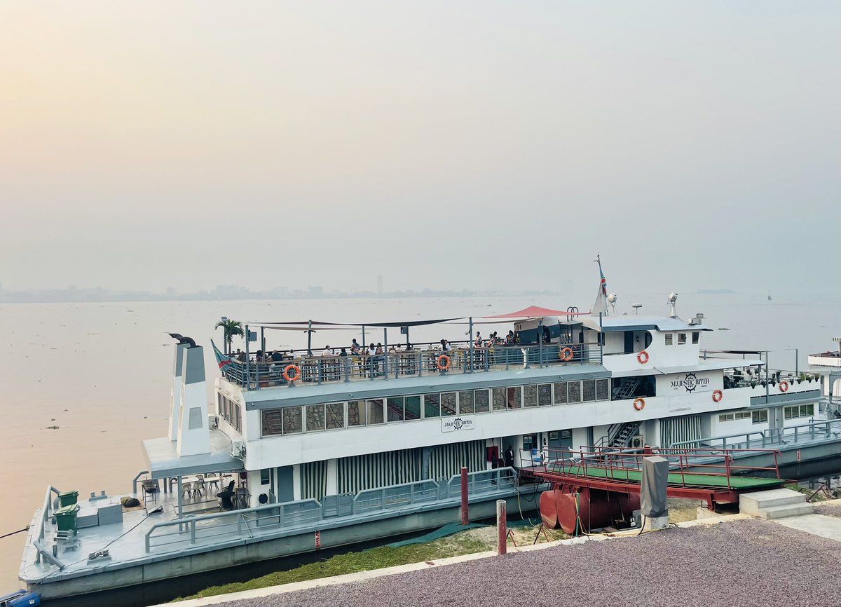 SophieChavanel's tweet photo. Visite surprise de @ctoue à Kinshasa et apéro sur le fleuve Congo à bord du Majestic River. ⛴🥂🥰
#ExploreCongo #BeautifulAfrica 🇨🇩 https://t.co/SbJzCfvAYS