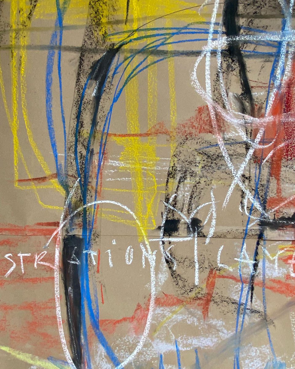 paulnwakelam's tweet photo. final drawing + details from yesterday’s large scale workshop @GeneralOffice12 led as always by @sarahmgoudie
probably my most free drawing to date
#abstract
#drawingpractice
#drawing
#exploratorydrawing
#drawingworkshop https://t.co/XQ29TcqbZA