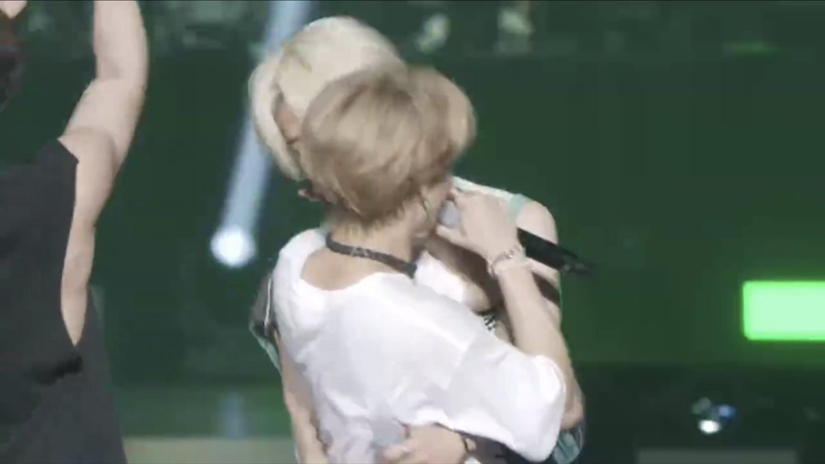 quoknyang's tweet photo. I.N HUGGING HAN IM CRYINGDHENSJJFMF https://t.co/T7nCg9gKOg