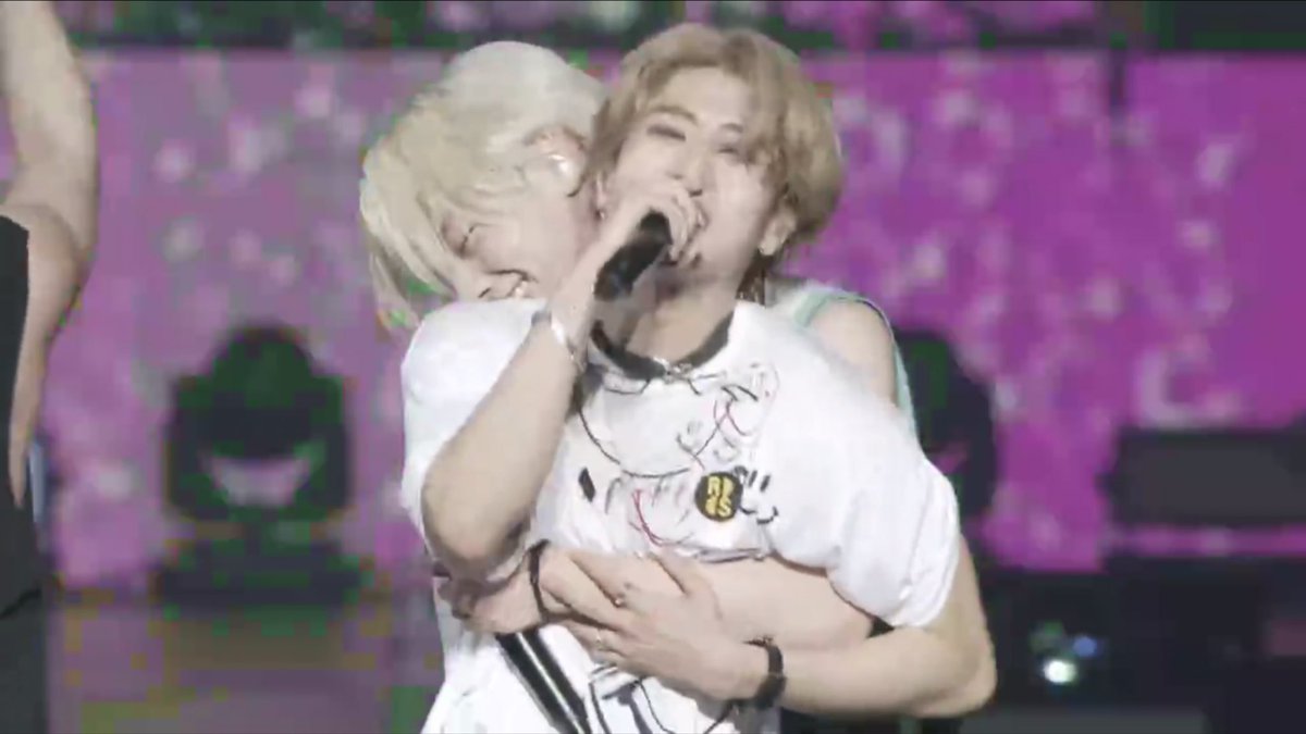 quoknyang's tweet photo. I.N HUGGING HAN IM CRYINGDHENSJJFMF https://t.co/T7nCg9gKOg