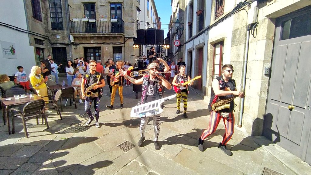 ComercioStgo's tweet photo. Algunhas imaxes da xornada de onte de #Prima22.
Troula por toda Compostela no derradeiro día 🌻 https://t.co/i84X79zGR2