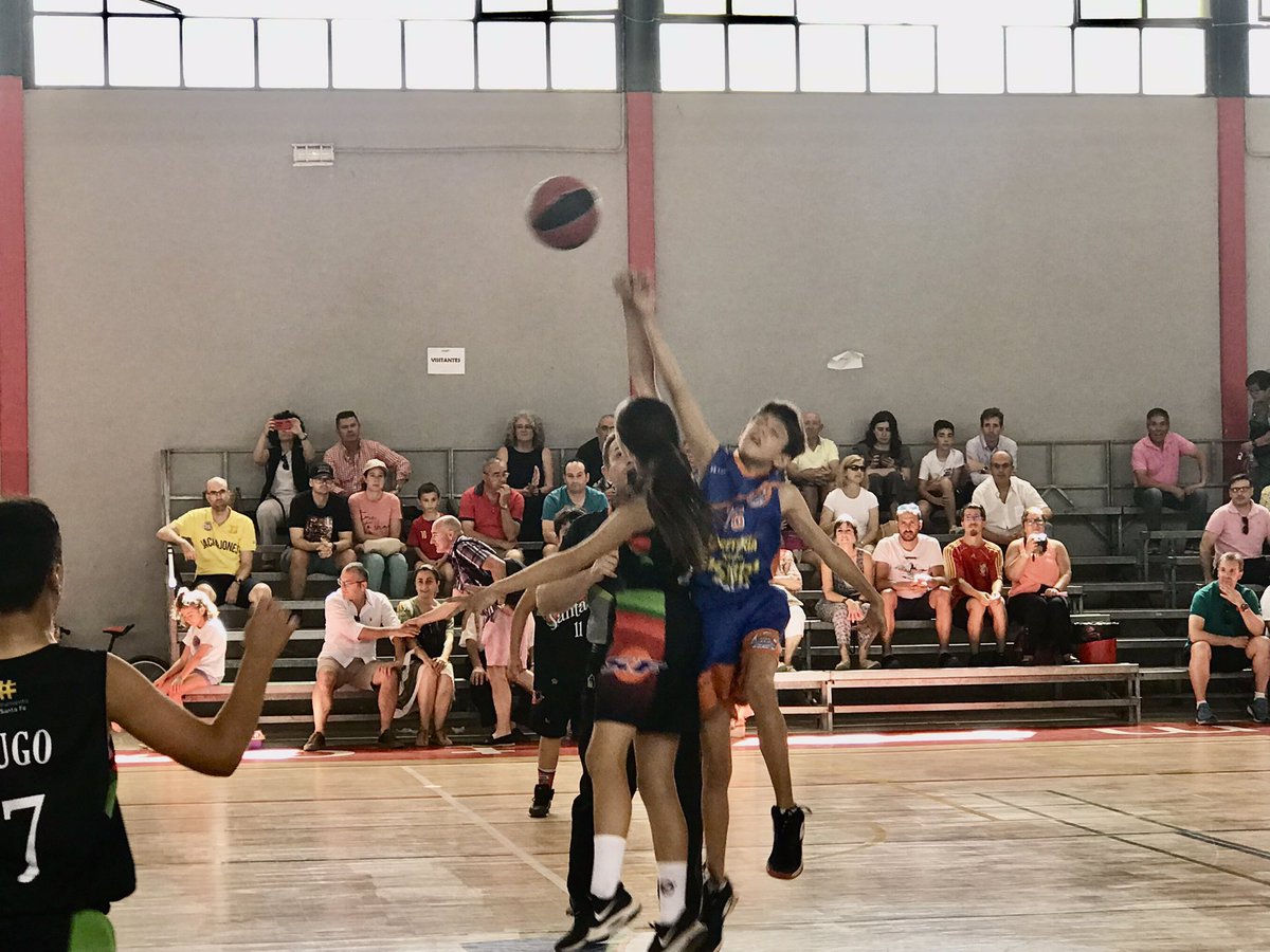 FABGranada's tweet photo. Balón al aire
🏆¡¡ 📣 Final Minibasket Mixto Preferente!!
🏀 CB SANTA FE @clubbasketstf 🆚 Punto y Aparte CB Churriana @CBChurriana
#FABGrFMM
📱 #AficiónFAB https://t.co/ub2aP9oxrS
#Valorcesto https://t.co/a6gJPd2Wln