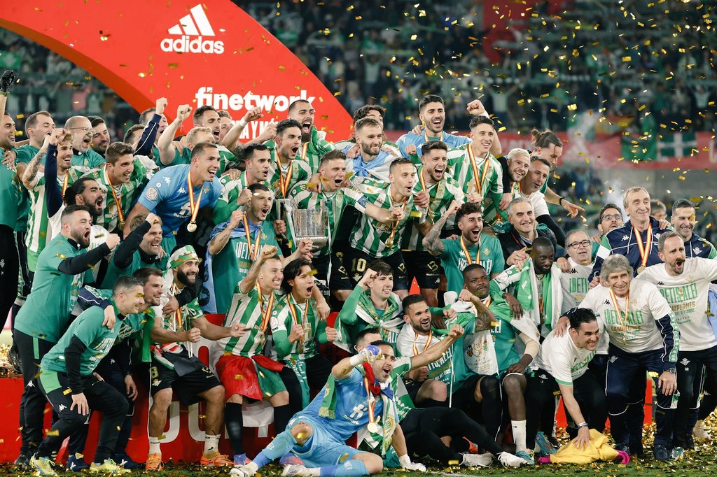 JMFranconetti's tweet photo. Dos grandes noches, mismo año, diferentes fechas:
- 📆 23/04/2022 💚🤍 @RealBetis
- 📆 11/06/2022 ❌ @manuelcarrasco_

Un mismo escenario
-  📍Estadio La Cartuja (Sevilla) 

A seguir soñando. 

#BetisAlé #HayQueVivirElMomento #MiAcentoEsMiADN https://t.co/j0k3V6b4JO