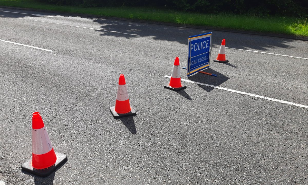 tvprp's tweet photo. In relation to my previous post, this is self explanatory.  It means the road is closed, not drive around it as it looks clear. 
As we recovered the Note, another car drove upto us having done just that. Driver given £100/3 points, much to her surprise.
#P4939 #TPAshift https://t.co/0qreTdokQR