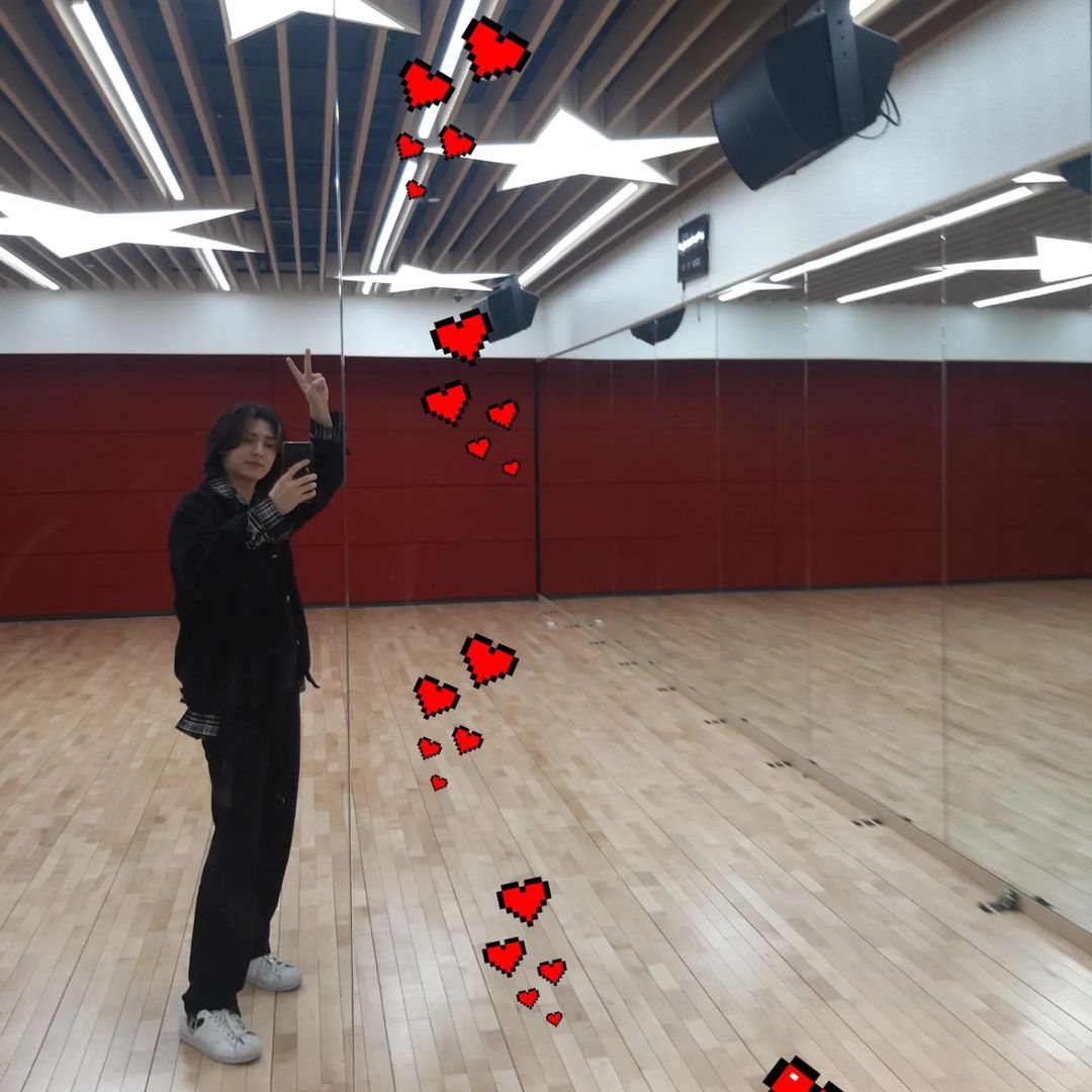 Joyooen's tweet photo. I comeback to share images since I missed you. I was looking for a photo of myself when I was still in high school, and I was intensively practicing a musical instrument at the time. Are you aware that XH's Rock The World is now available on YouTube? Give us lots of love, please. https://t.co/xNjEWNjhze