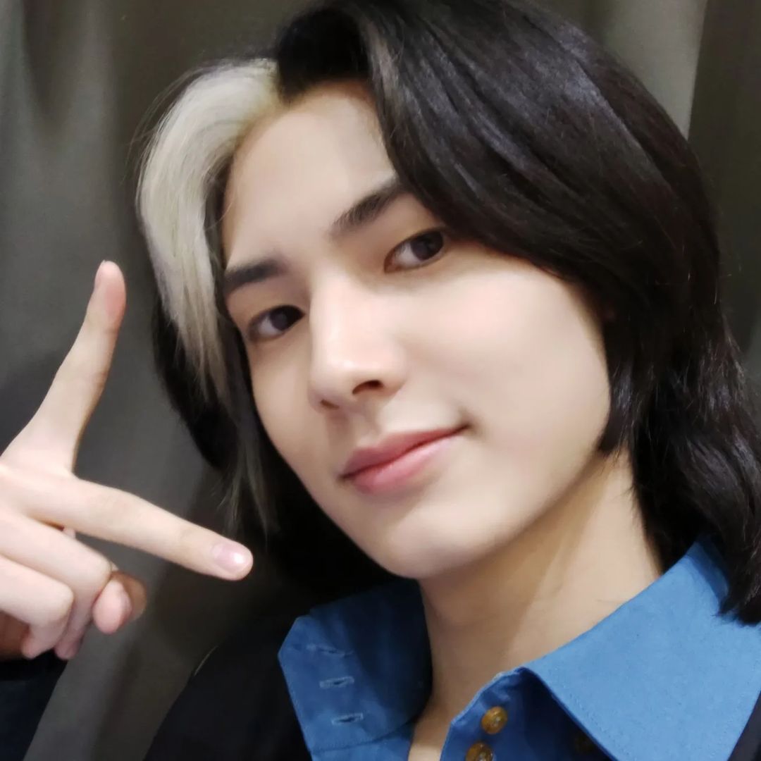 Joyooen's tweet photo. I comeback to share images since I missed you. I was looking for a photo of myself when I was still in high school, and I was intensively practicing a musical instrument at the time. Are you aware that XH's Rock The World is now available on YouTube? Give us lots of love, please. https://t.co/xNjEWNjhze
