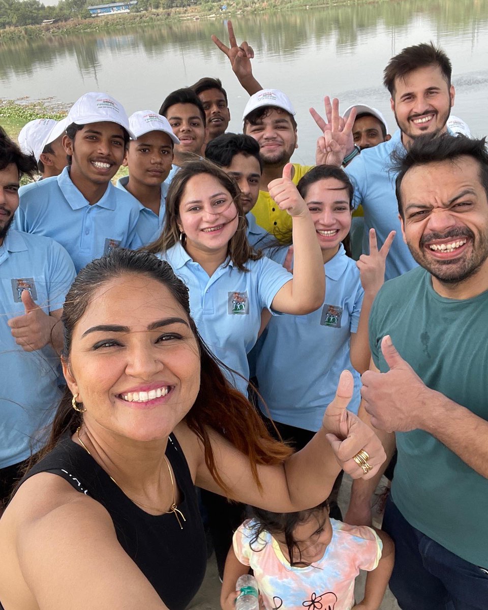 flyingbeast320's tweet photo. Yamuna Cleaning Drive.
Extended a hand to these young force of our country. 
Youth should direct their energies towards nation building and self development.
#SwachhBharat @swachhbharat https://t.co/uWpjxPnCfn
