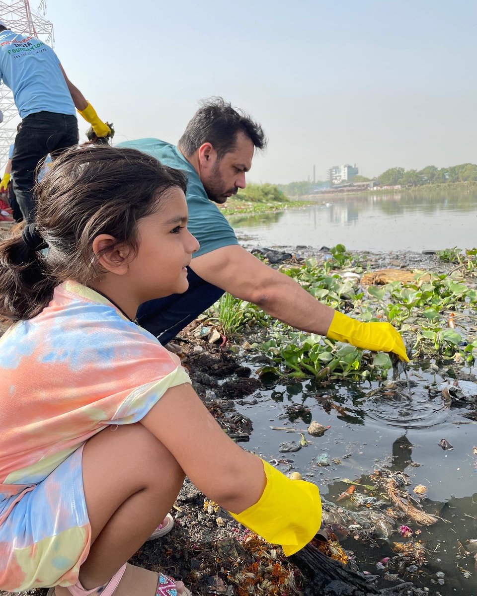 flyingbeast320's tweet photo. Yamuna Cleaning Drive.
Extended a hand to these young force of our country. 
Youth should direct their energies towards nation building and self development.
#SwachhBharat @swachhbharat https://t.co/uWpjxPnCfn