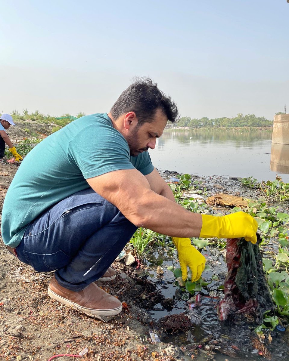 flyingbeast320's tweet photo. Yamuna Cleaning Drive.
Extended a hand to these young force of our country. 
Youth should direct their energies towards nation building and self development.
#SwachhBharat @swachhbharat https://t.co/uWpjxPnCfn