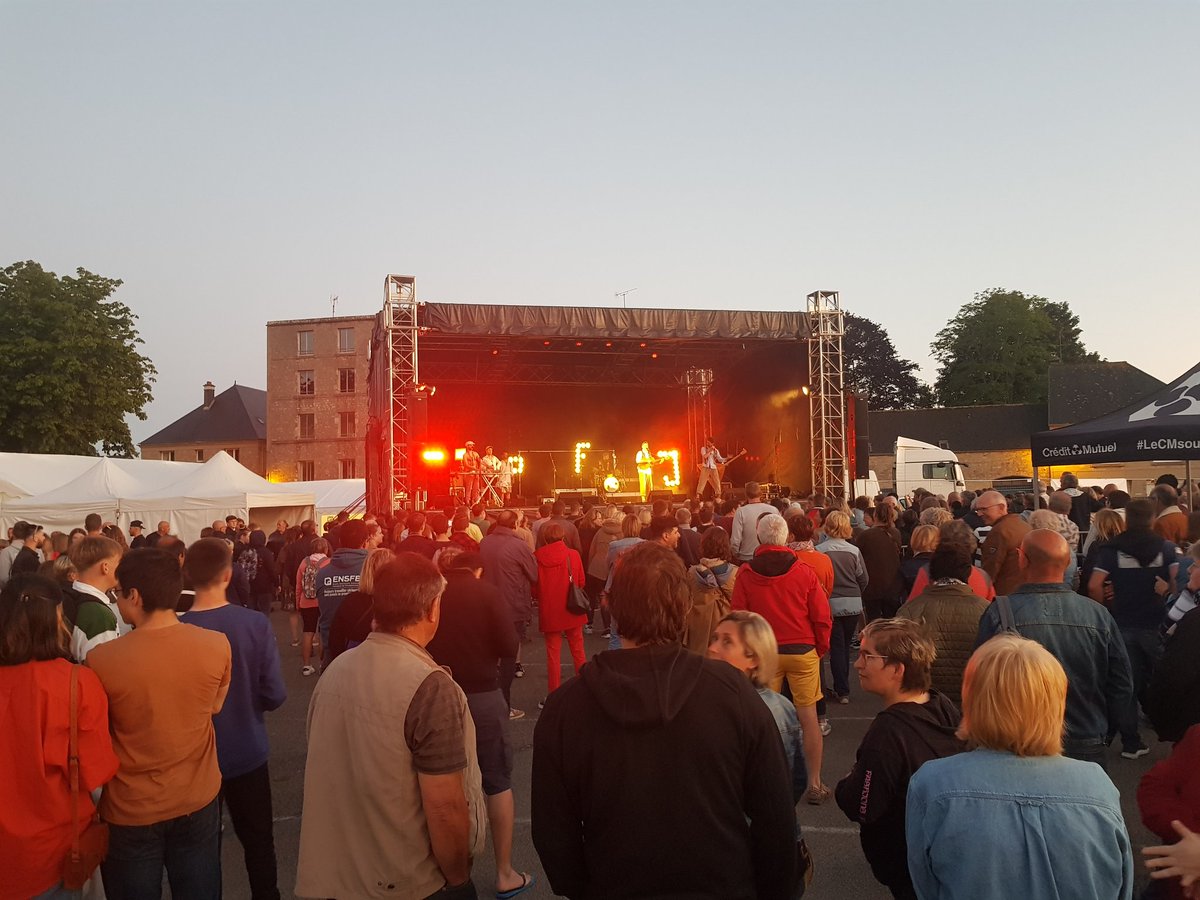 Rodriguez_Fab's tweet photo. Valognes a retrouvé ses Musiques en fête, hier soir, place du château, sous un soleil radieux. Comme toujours les Valognaises et les Valognais étaient au rendez-vous et l'organisation parfaite. Bravo et merci aux bénévoles Alain, Ludo, Anita et tous les autres. https://t.co/oo0VyPshWO