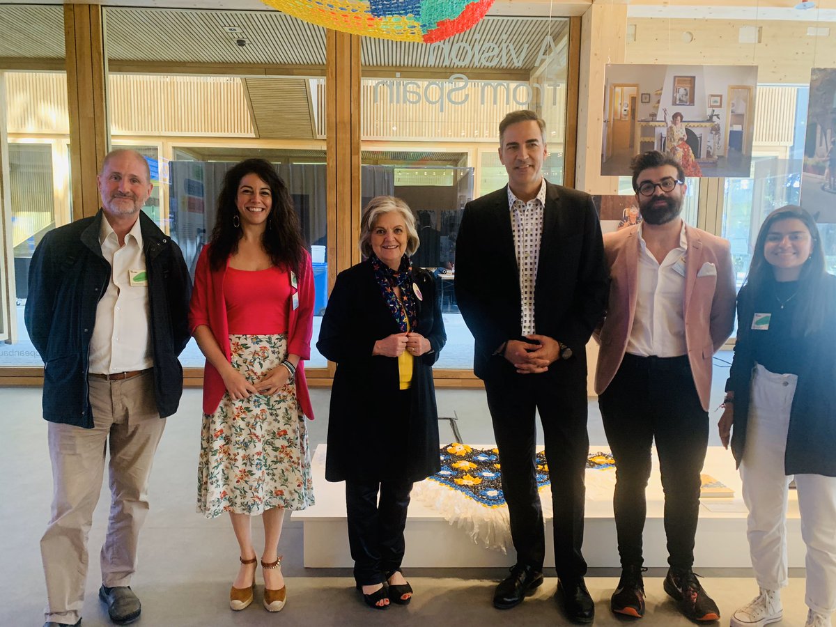 Gracias comisaria <a href="/ElisaFerreiraEC/">Elisa Ferreira</a> por su tiempo con nosotros durante el #NEBFestival y por su aprecio a los proyectos extremeños💚🤍🖤Siempre es un placer escucharla.

Gracias al punto de coord #NEB 🇪🇸 <a href="/inaquicarnicero/">iñaqui carnicero</a> y su equipo.
#TejiendoLaCalle #ValverdeDeLaVera
#FILARE