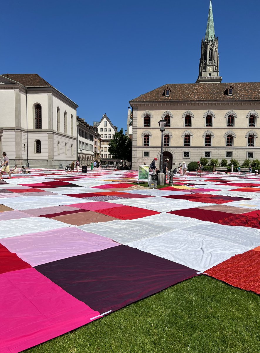 akkordeonistin's tweet photo. Ein einziges grosses Picknick-Tuch in unserer Stadt.
#Bignik https://t.co/tfpgNa56ah