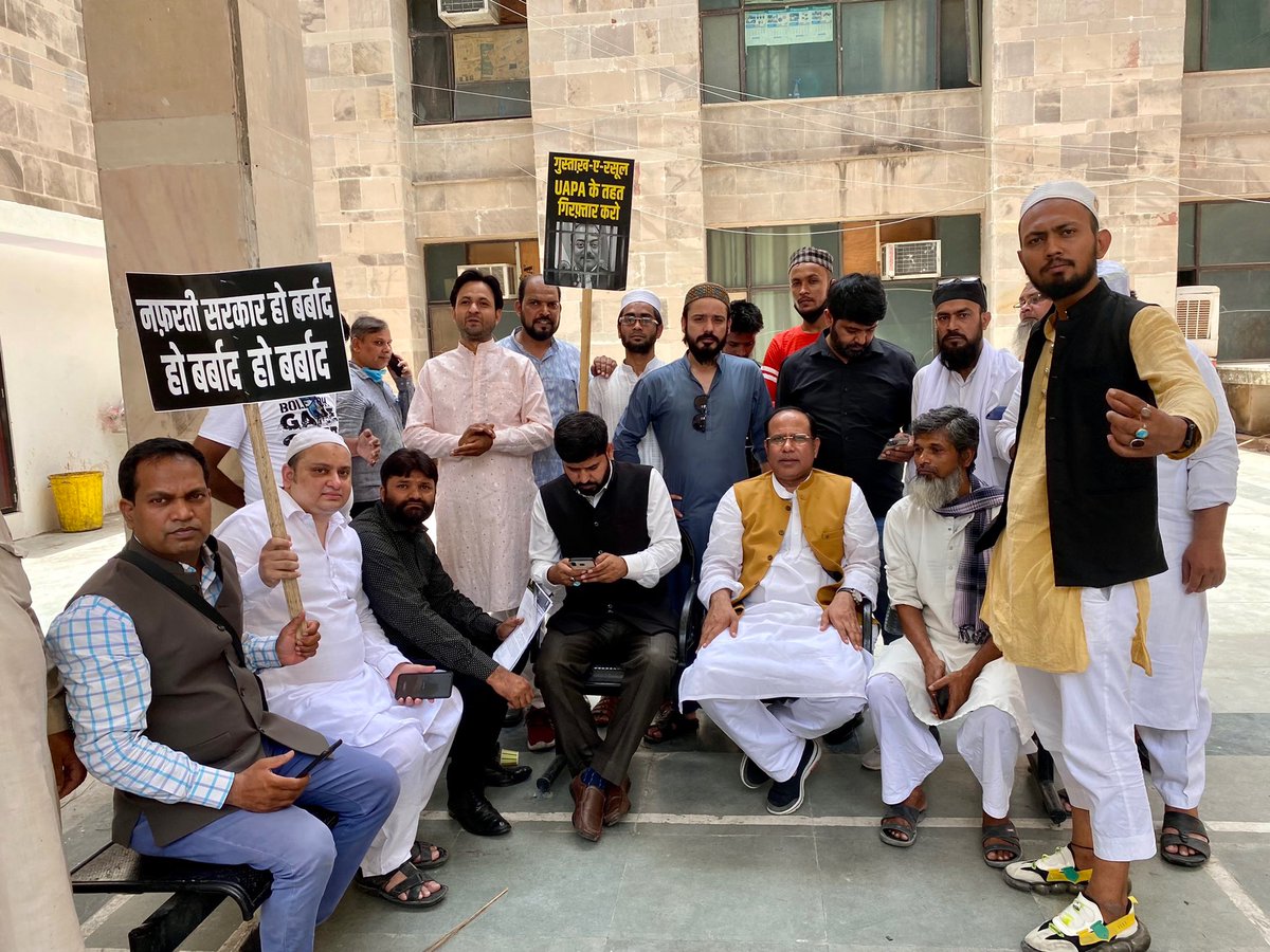 AIMIM दिल्ली अध्यक्ष <a href="/KaleemulHafeez/">Kaleemul Hafeez</a> समेत हमारे 30 कार्यकर्ताओं को दिल्ली पुलिस ने गुरुवार को गिरफ़्तार किया था। उनका गुनाह ये है कि वो नूपुर शर्मा और जिंदल की गिरफ़्तारी की माँग कर रहे थे। दिल्ली पुलिस में शर्मा और जिंदल को गिरफ़्तार करने की हिम्मत नहीं है। 1/2