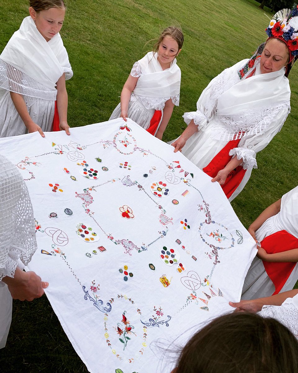 byTinaFrancis's tweet photo. Just setting off to #westbrom via #thehawthorns to see where the key is @fiercefestival #keytothecity then on to #littlequeens performance by @terezabuskova to see this canopy I stitched with over 30 people fly high above the procession. #artistscollaborate https://t.co/p6V3Whp6YQ
