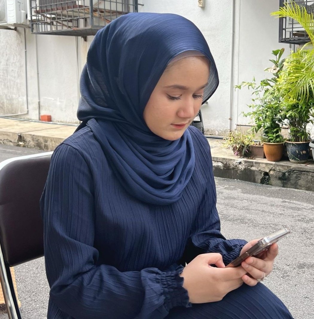 dareeraa1's tweet photo. Jatuh cinta dengan Mawar Shawl ni, kain lembut still on point 🙈 https://t.co/2wpdzPCk3q